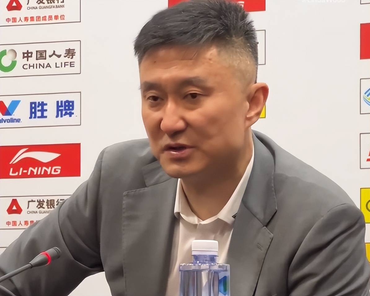 比赛中球员体力失误影响表现，迫于外部压力调整表现