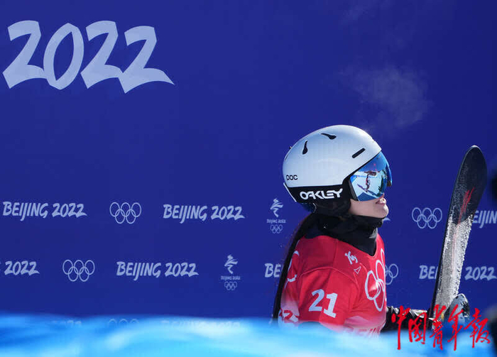 爱游戏体育-德国滑雪选手意外摔倒，惨遭淘汰