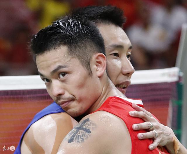 德国滑雪选手意外摔倒,惨遭淘汰 德国滑雪选手意外摔倒,惨遭淘汰