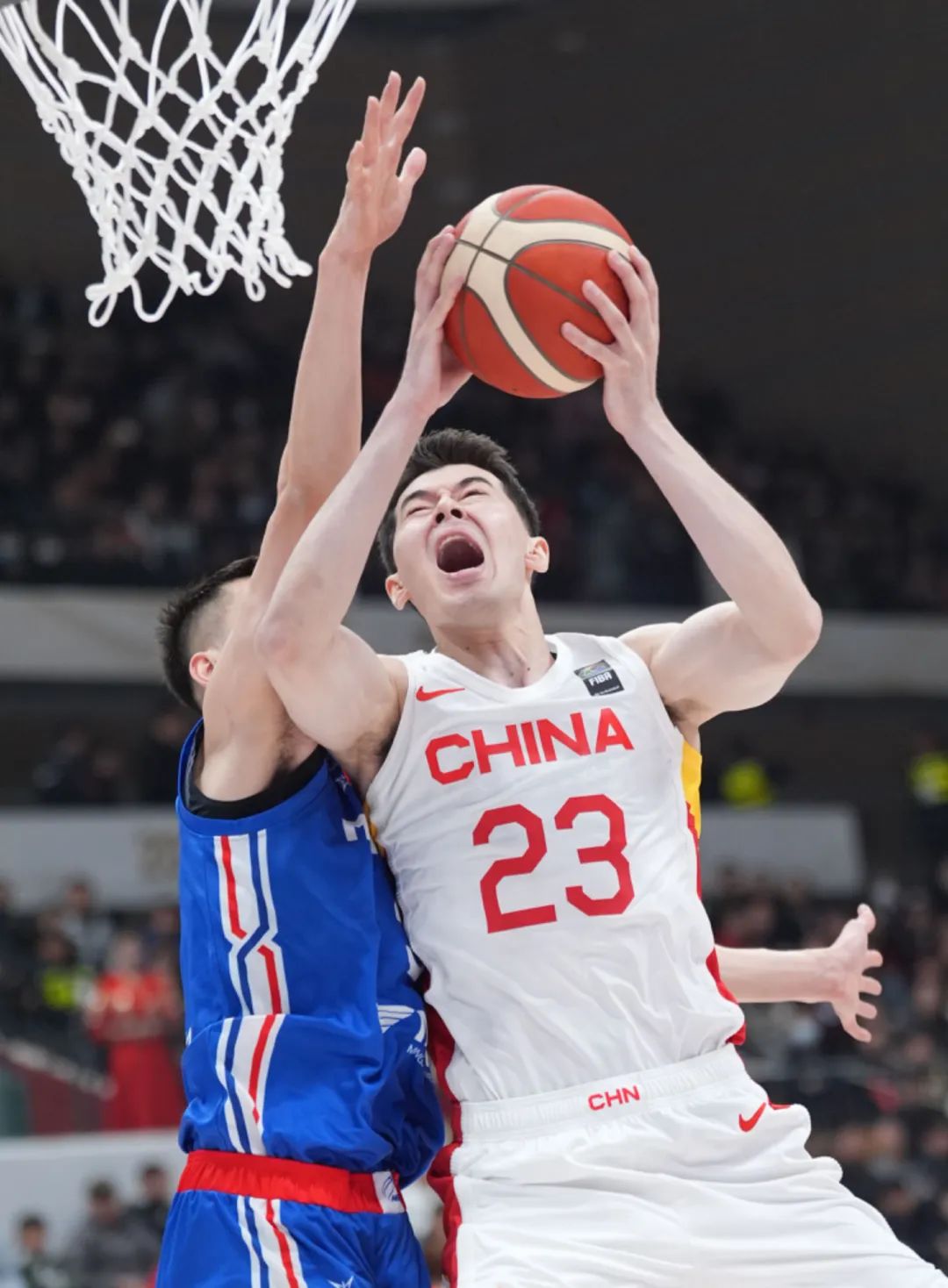 篮球比赛精彩回放，经典瞬间再次震撼！