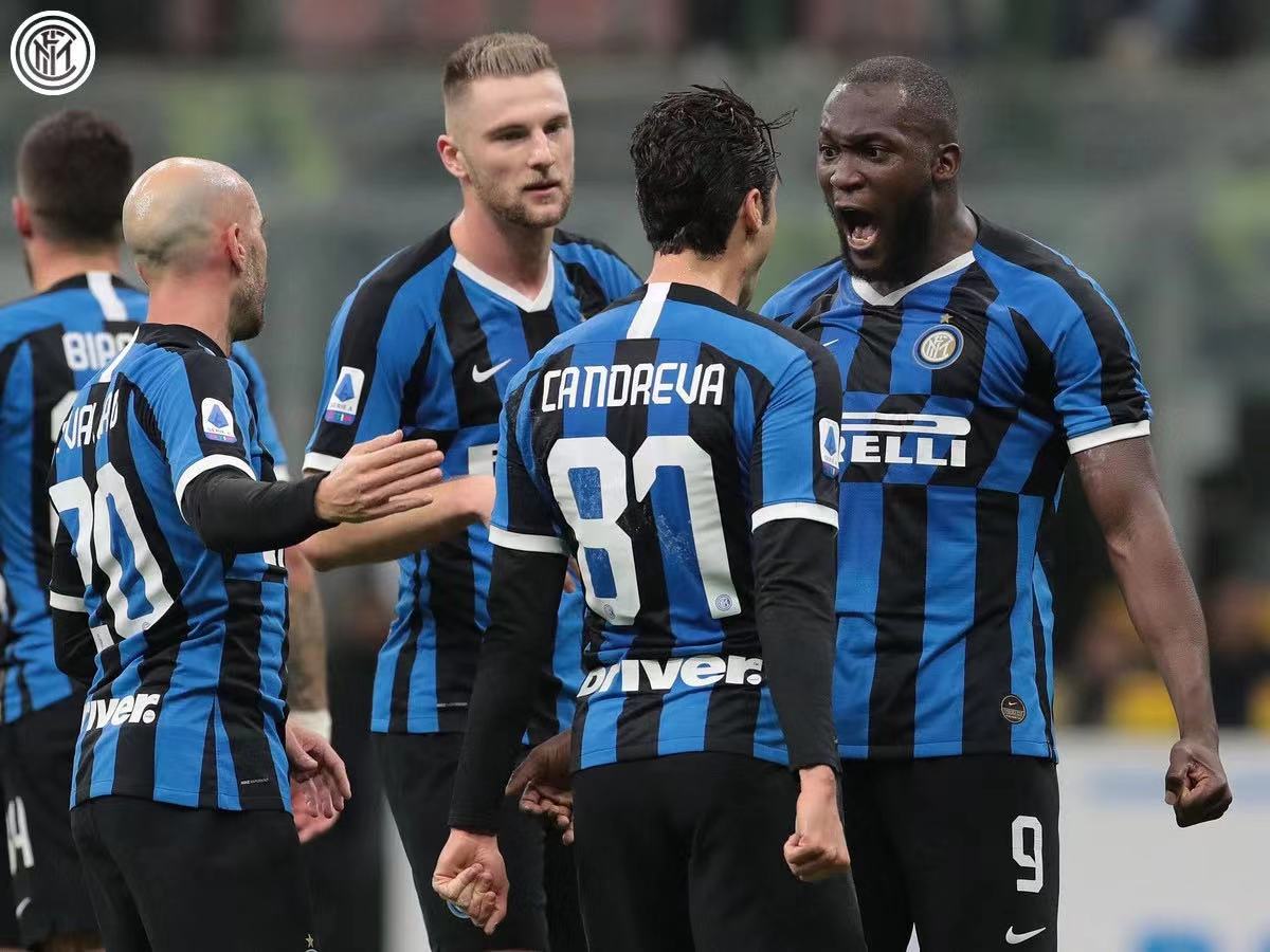 包含无懈可击球队再夺胜利，士气高涨的词条