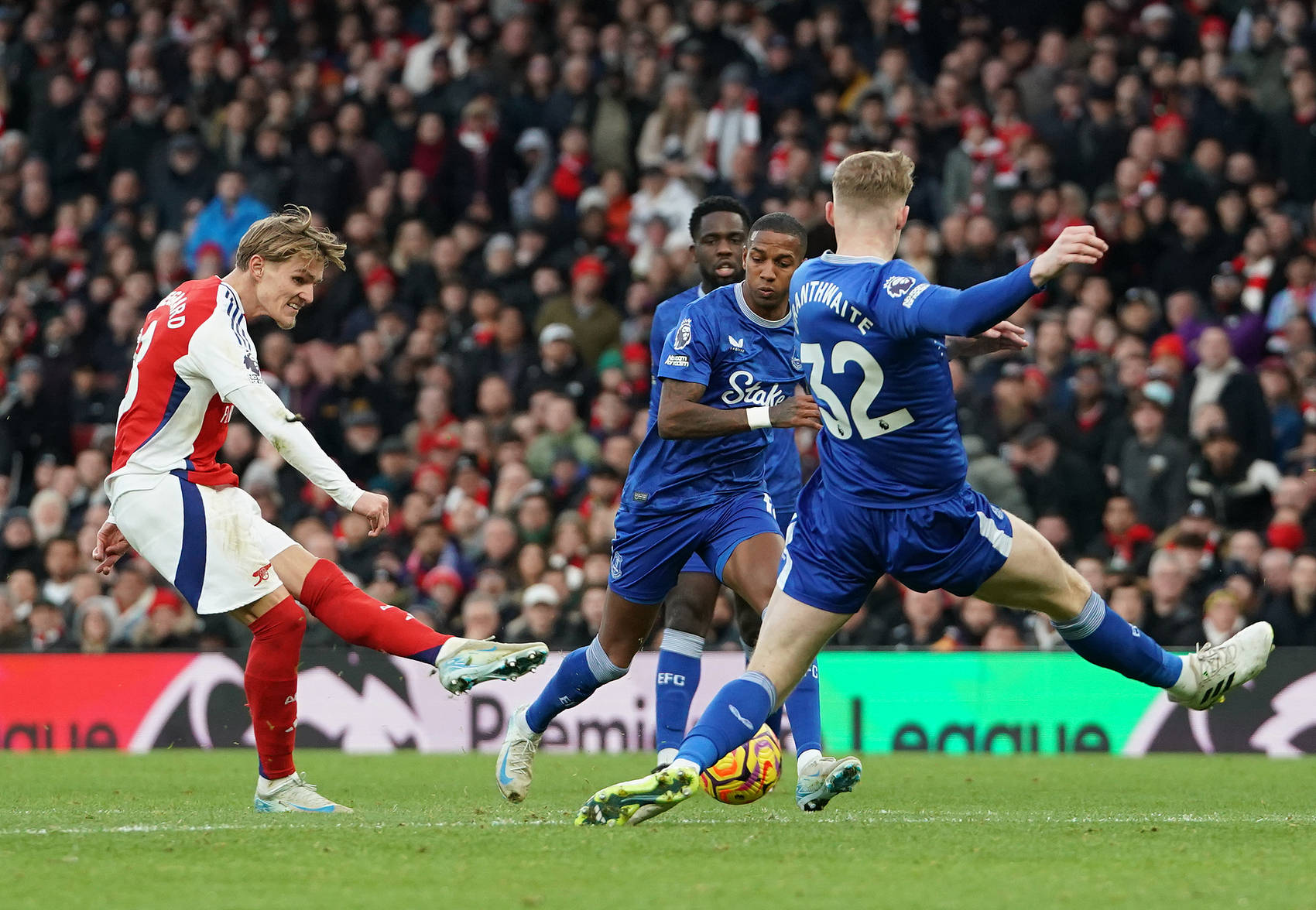 阿森纳逆转墨西哥，皮克扛起全队