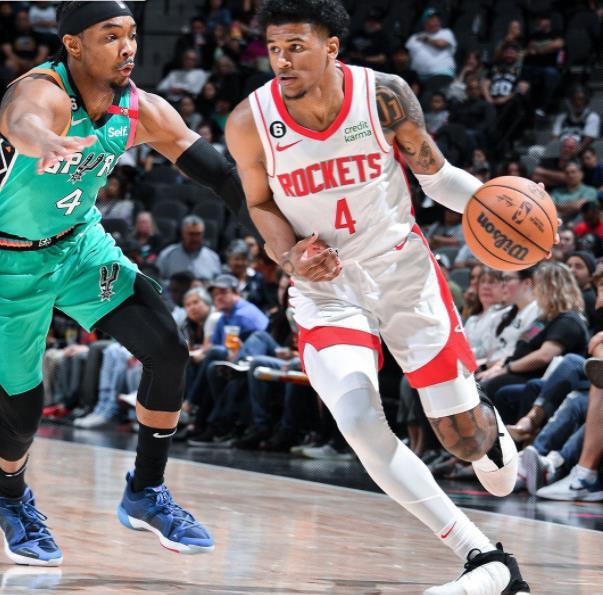 雄鹿险胜步行者，利拉德带队取胜