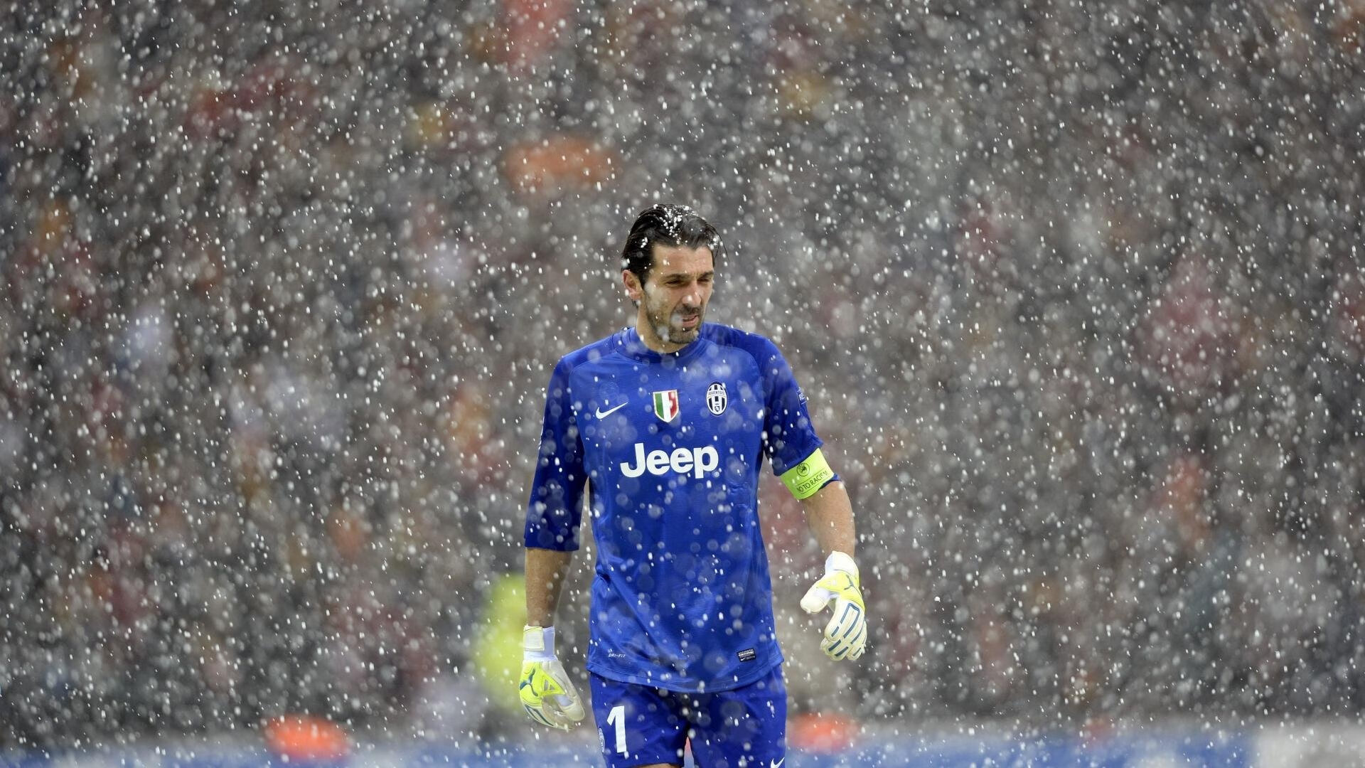 最后一分，他擦汗的手微微发抖—那是背负十四亿人信仰的重量